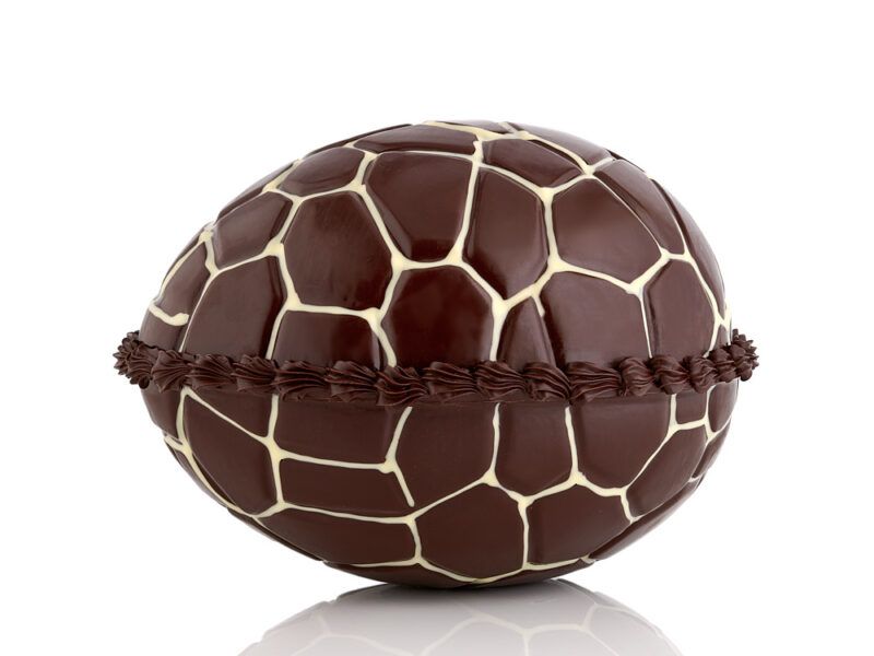 Stort påskegirafæg af mørk chokolade fra Frederiksberg Chokolade. Perfekt til påsken.