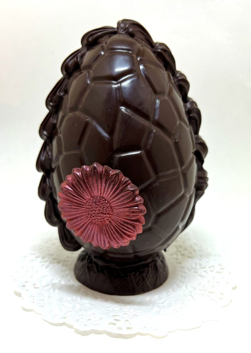 Mellem ballon påskeæg af mørk chokolade fra Frederiksberg Chokolade. Perfekt til påsken.