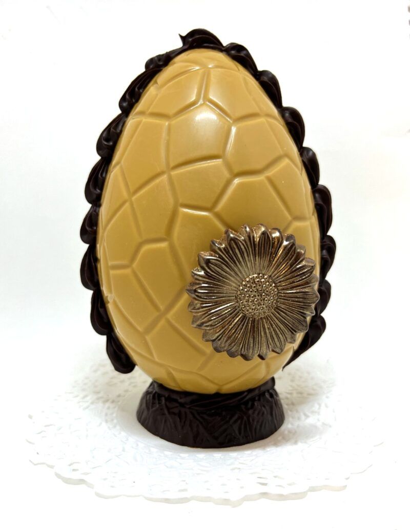 Mellem ballon påskeæg af guld chokolade fra Frederiksberg Chokolade. Perfekt til påsken.